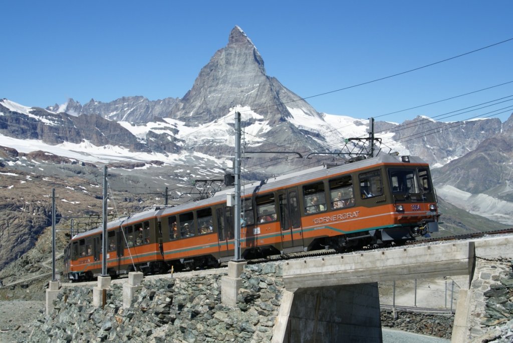 Bhe 4/8 3054 und Bhe 4/8 3053 werden in wenigen Augenblicken ihr Ziel Gornergrat erreichen. Das Bild entstand am 20.7.10.