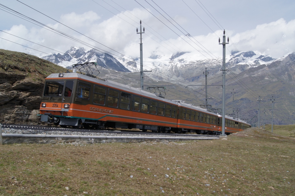 Bhe 4/8 3054 und Bhe 4/8 3053 fahren am 12.6.11 von Riffelberg Richtung Rotenboden.