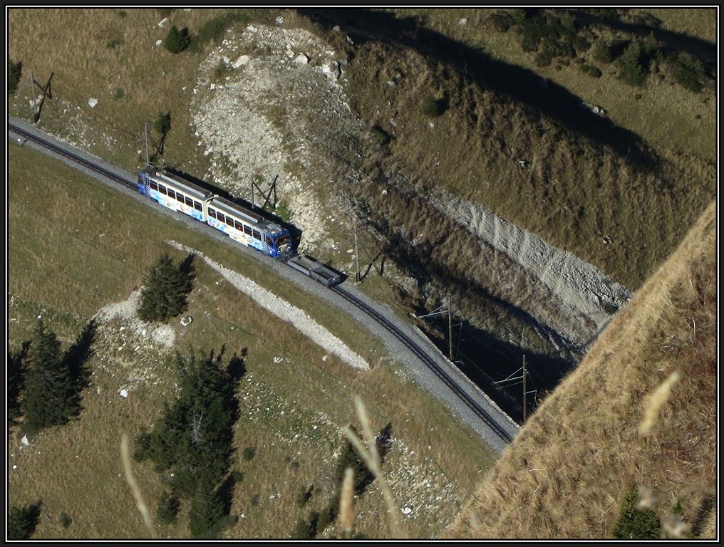 Bhe 4/8 bei der Haltestelle La Perche, beobachtet vom Gipfel der Rochers-de-Naye. (24.10.2012)
