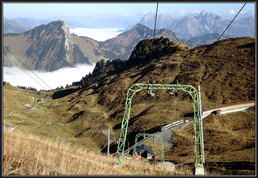 Bhe 4/8 unterhalb der Gipfelstation auf Rochers-de-Naye mit Skilift fr den Winterbetrieb. (24.10.2012)