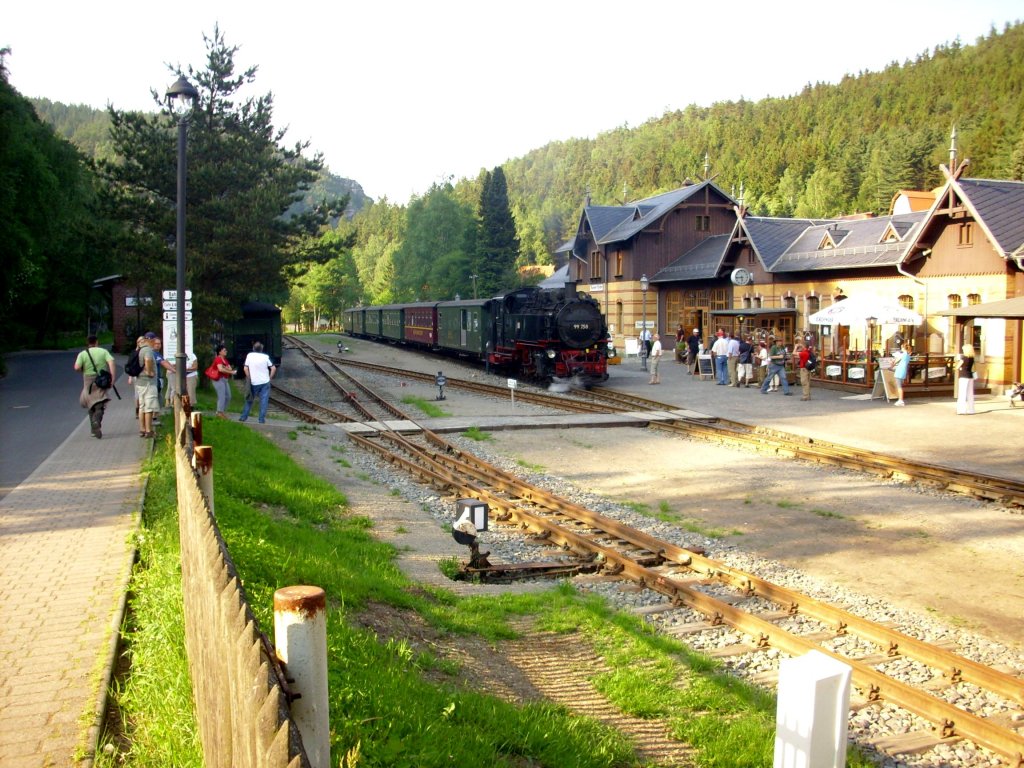 Bhf Kurort Oybin
BR 99 758 der SOEG fhrt mit dem letzen Planzug des Tages in den Bahnhof ein.(21.05.2011)