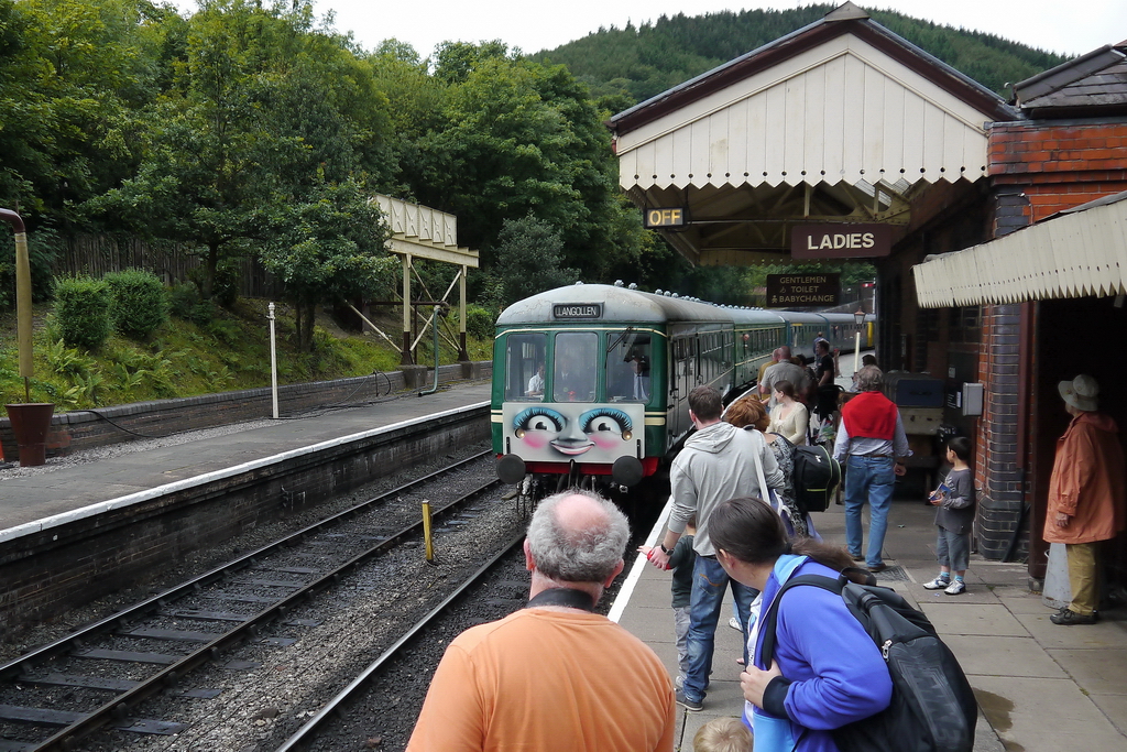 Bhf. Llangollen-Wales. 11:45 Uhr, da kommt der Dieselzug mit Namen    Daisy   und in 15 Minuten beginnt unsere kleine Reise mit der Schmalspurbahn. 12.8.2011