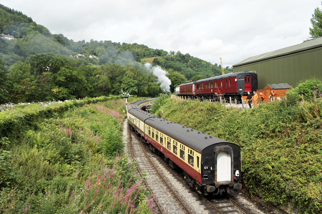 Bhf. Llangollen-Wales. An den Werksttten vorbei dampft   Donald   zu seiner halbstndigen Fahrt nach Carrog. 12.8.2011