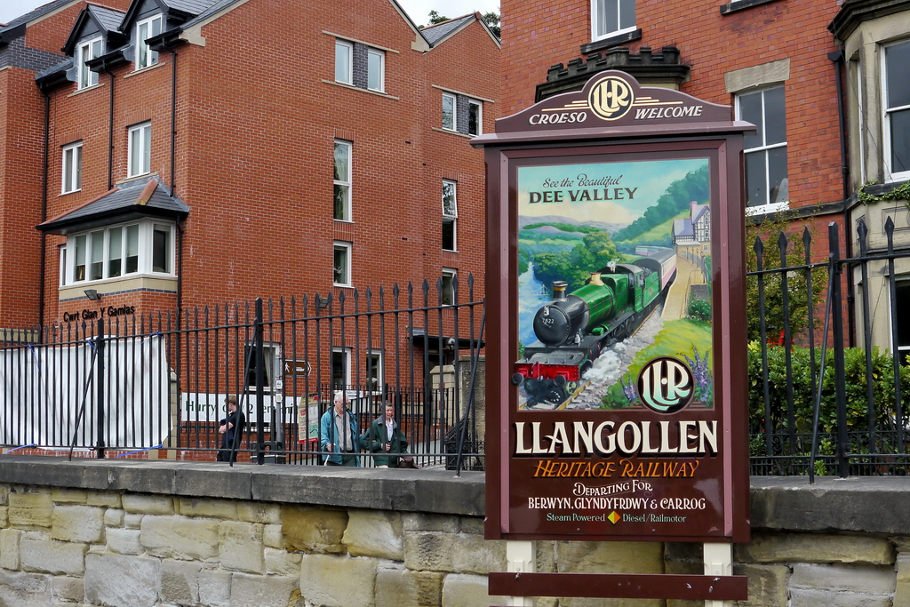 Bhf. Llangollen-Wales. Das schicke Werbeschild beim Eingang zum Bahnhof fllt einem sofort ins Auge. 12.8.2011