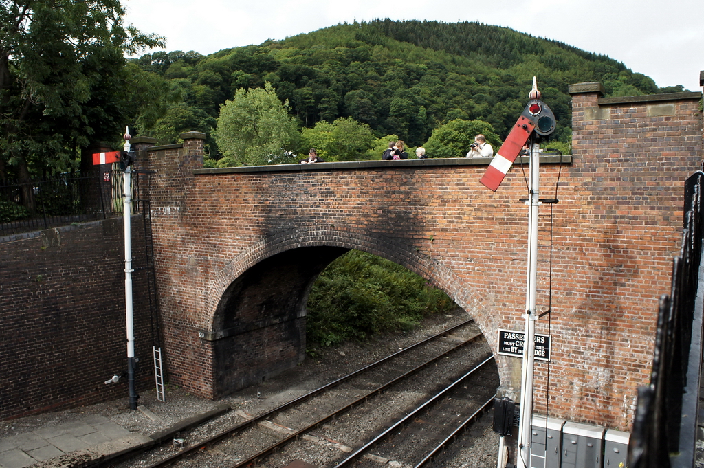 Bhf. Llangollen-Wales. Ein paar Bahnfreunde warten auf der Brcke auf die Abfahrt des Dampfzuges und ich stelle mich auch gleich dazu, Platz ist ja genug vorhanden. 12.8.2011