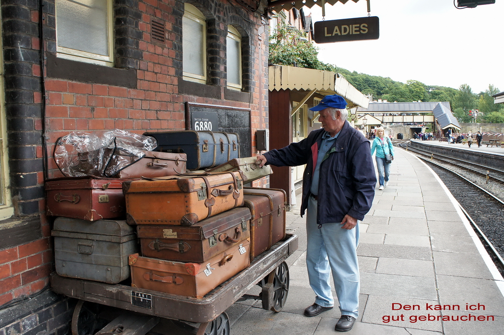 Bhf. Llangollen-Wales. Keine Angst, natrlich habe ich den alten Koffer nicht mitgenommen. berall auf den vier Bahnhfen der Llangollen Railway gibt es Interessantes aus frheren Zeiten zu entdecken. 12.8.2011