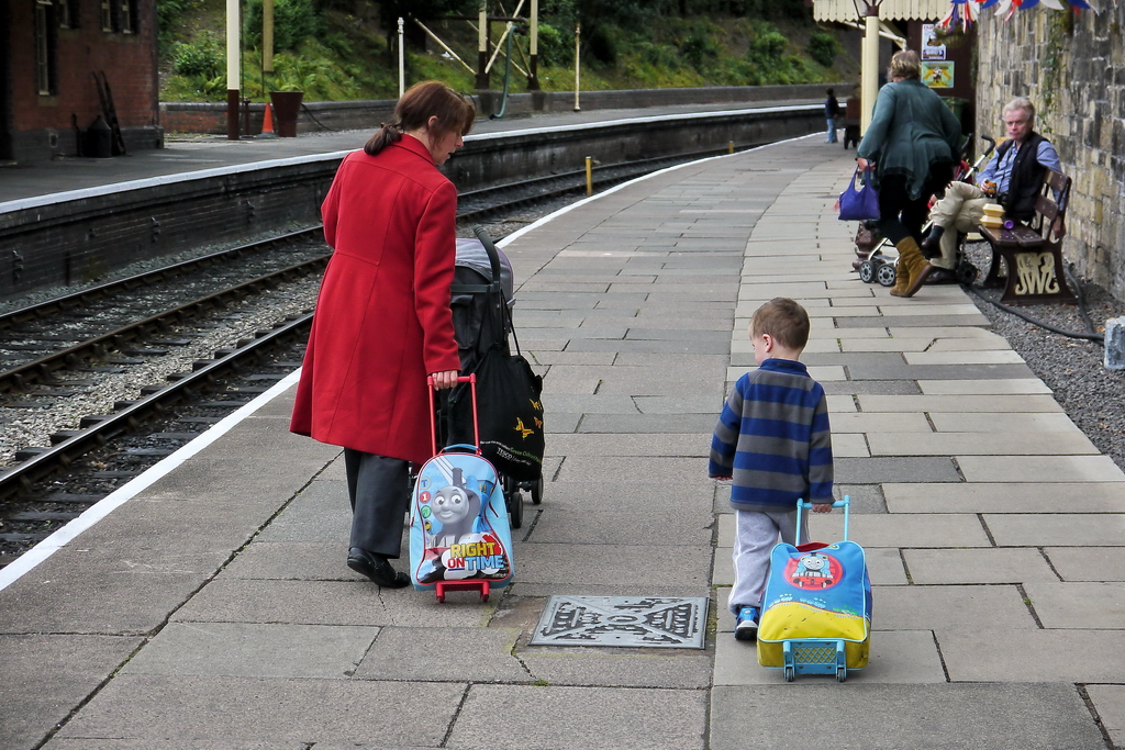 Bhf. Llangollen-Wales. Stolz zieht der Kleine seinen bunten Reisekoffer. Ob ihm der andere Koffer mit dem grsseren Thomas-Bild besser gefllt ? Wenn ja, dann kann er ihn sicher noch tauschen. 12.8.2011