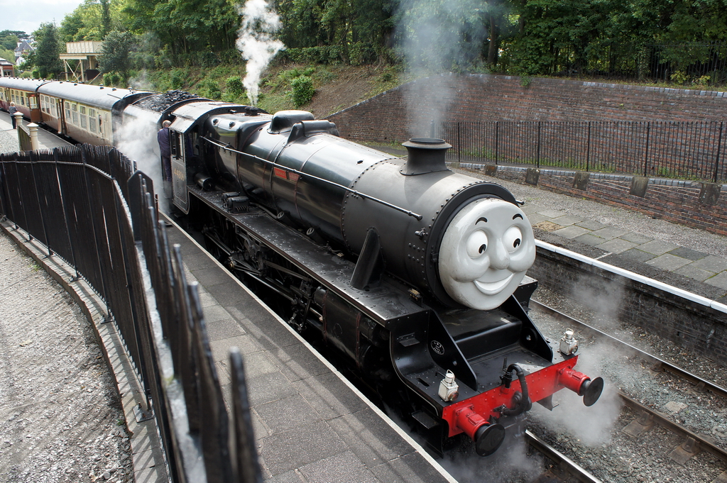 Bhf. Llangollen-Wales. Wie man am lachenden Gesicht sieht freut sich auch die alte Dampflok auf die Fahrt nach Carrog. 12.8.2011