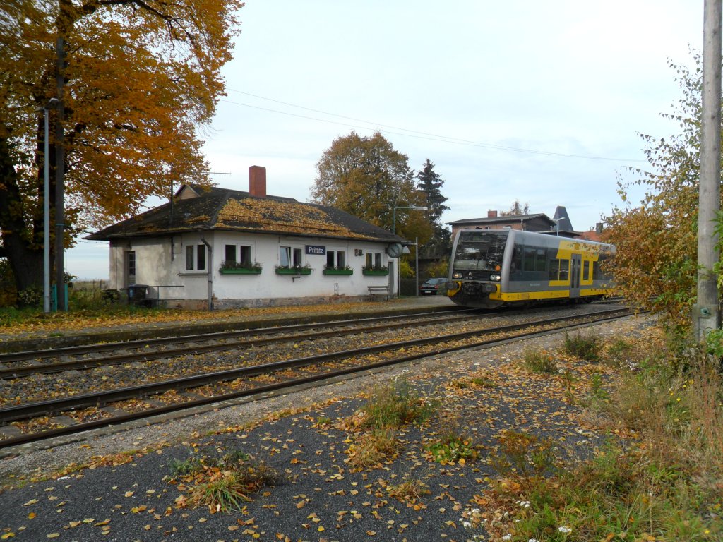 Bhf Prittitz
Herbststimmung. LVT 672 910 der Burgenlandbahn kommt als RB 34713 von Weienfels und fhrt weiter ber Teuchern nach Zeitz. (04.11.2011)