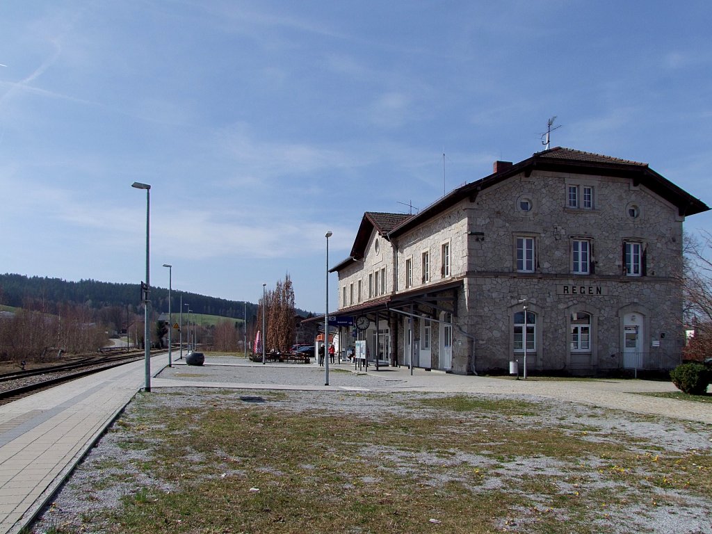 Bhf. Regen, einige Gleise direkt vorm Hauptgebude wurden abgebaut, so entstand ein grorumiger Zugang zum einzigen Bahnsteig, welcher auch einen kleinen Gastgarten f. die Bahnhofswirtschaft beherbergt; 120328