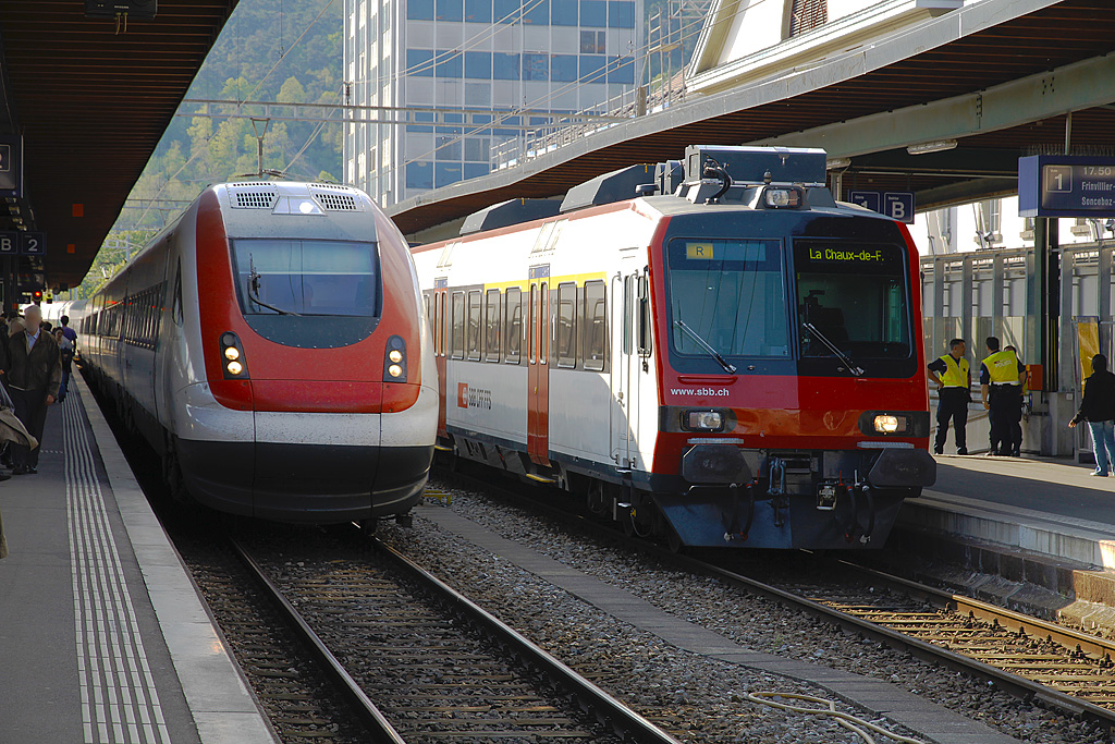 Biel/Bienne, PB. Ein ICN mit Kurs nach Zrich fhrt soeben auf Gleis 2 ein, whrend auf Gleis 1 der RBDe 560 DOMINO in Krze als Regionalzug nach La Chaux-de-Fonds fahren wird. 27. April 2010, 17:45