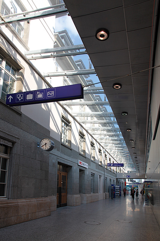 Biel/Bienne, Personenbahnhof PB. Renovierter Sdflgel nun mit viel mehr Licht. 27. April 2010, 17:40 