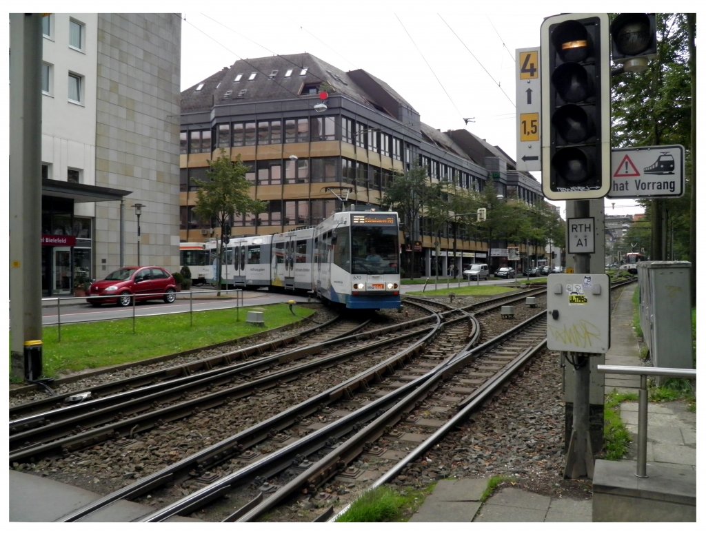 Bielefelder Stadtbahn (Wagen: 570) an der Haltenstelle Rathaus (04.09.2011)