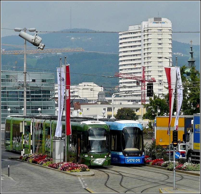 Big brother is watching you. Die Trambegenung am Hauptplatz in Linz wird am 14.09.2010 nicht nur von mir im Bild festgelalten. (Jeanny)
