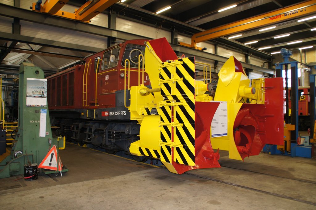 Bil 25.09.2010. Die Schneeschleuder Xrotm 96 erh�llt in den SBB Werkst�tten eine Revision.