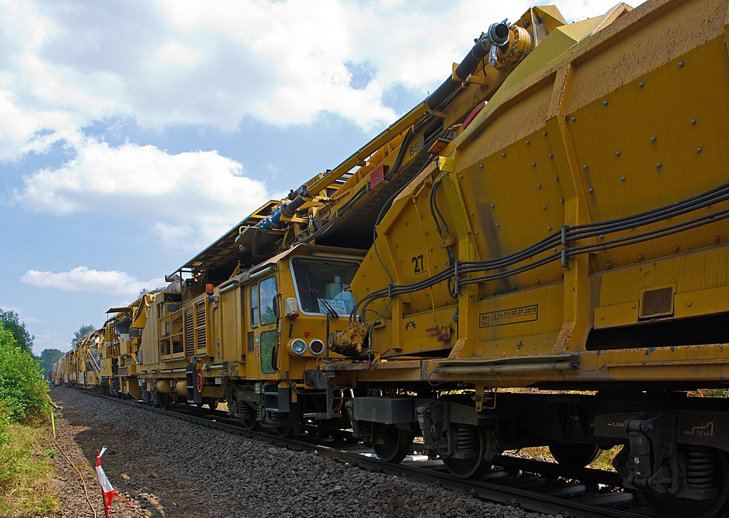 Bild 1 zur RM 95-800 W (KBS 462 bei Wrgendorf am 15.07.2013)

Die Plasser & Theurer  Hochleistungs – Bettungsreinigungsmaschine RM 95-800 W (Schweres Nebenfahrzeug Nr. 99 80 9414 001-4) der MGW Gleis- und Weichenbau im Einsatz, im Auftrag der Schweerbau, an der KBS 462 (Hellertalbahn), hier am 15.07.2013 zwischen Bf Wrgendorf und Hp Wrgendorf Ort.
Diese  4-teilige Grundmaschine (ohne Abwasserklranlage und Wasserwagen) wurde 2010 unter den Fabriknummern 5221 bis  5224 bei Plasser & Theurer gebaut.

Technische Daten der Grundmaschine:
Eigengewicht : 427.000 kg
Lnge ber Puffer:  114.980 mm
Hhe: 4.295 mm
Breite: 3.250 mm
Anzahl der Achsen: 22 
Hchstgeschwindigkeit in Eigenfahrt : 20 km/h
Hchstgeschwindigkeit  geschleppt:  100 km/h
Radsatzlast: 22,5 t
Streckenklasse: D4  oder hher
Minimal befahrbarer Kurvenradius: 150 m
Minimal bearbeitbarer Kurvenradius: 200 m
