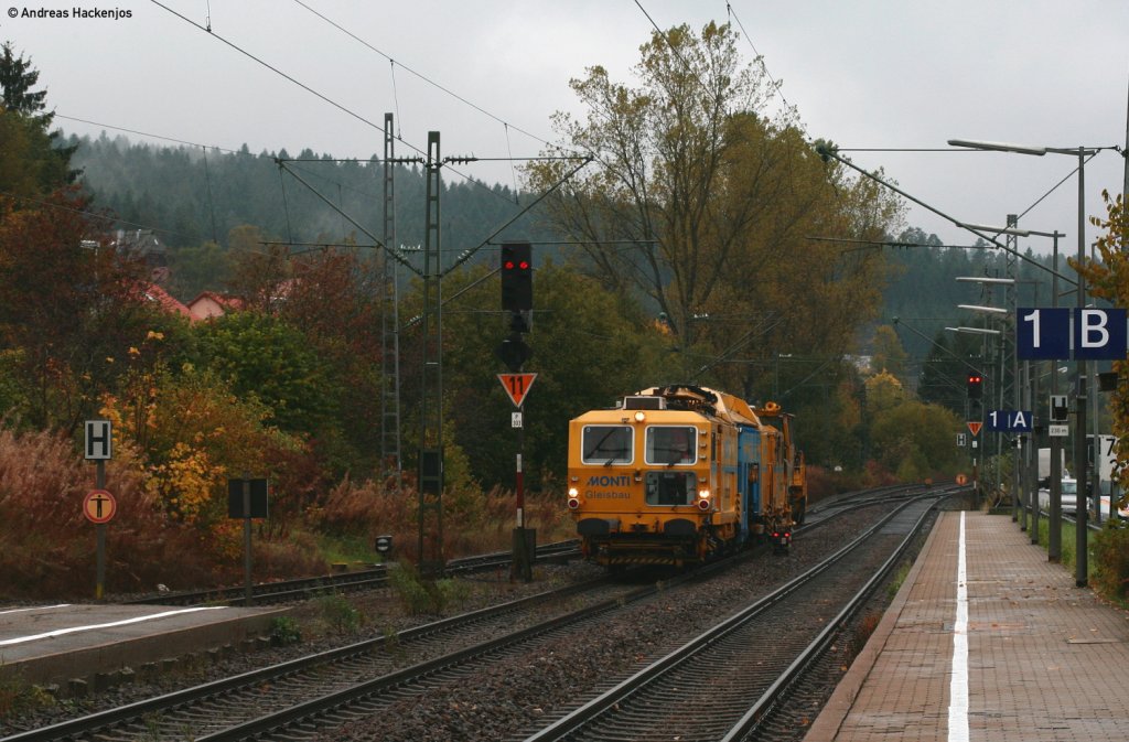 BIld 3900: Gleistopfmaschine + Schotterpflug von MontiBau als DBV 95791 (Mannheim Rbf-Villingen(Schwarzw) bei der Durchfahrt St.Georgen(Schwarzw) 17.10.10