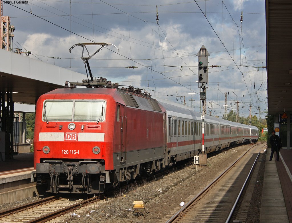 Bild 900! 120 115-1 mit einem IC Richtung Essen, Bochum, Dortmund bei der Ausfahrt aus Duisburg Hbf 18.10.09