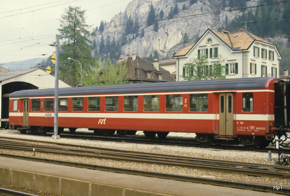 Bild ab Dia / trn - Personenwagen 2 Kl. B 302 vor dem alten Depot beim Bahnhof Fleurier am im Mai 1985