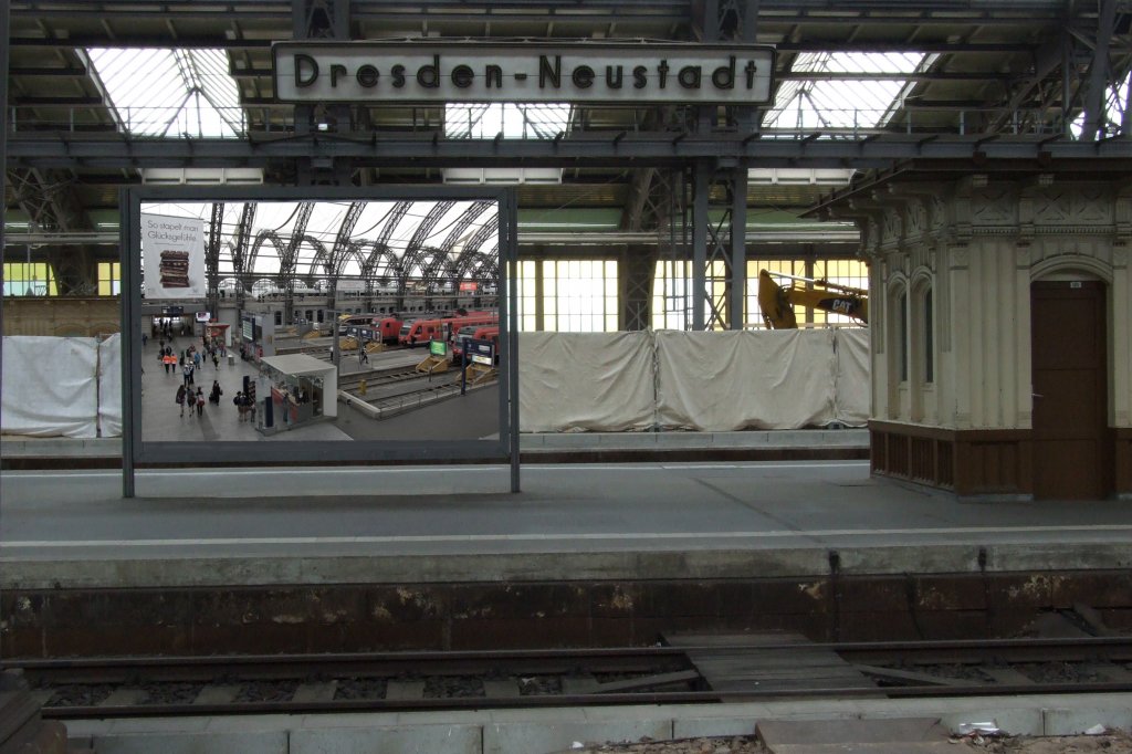 Bild in Bild - Bahnhof im Bahnhof.
Der Dresden Neustdter Bahnhof ist meines Erachtens fotogener als der Hbf und verleitet zu einem Experiment. Das (kleine) Werbebild ist eine Aufnahme aus dem HBF selbigen Tages. Man knnte auch noch die Schoko-Werbung durch ein passendes Bild ersetzen.
Dresden Neustadt, der 3. Mai 2012