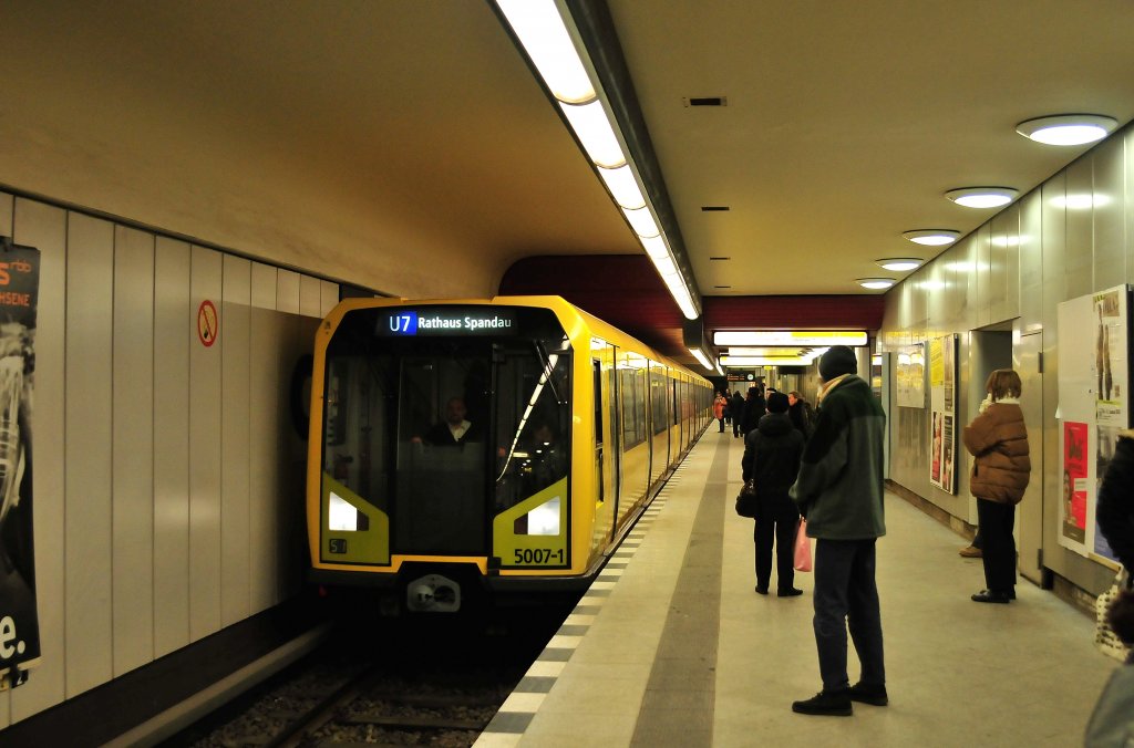 Bild vom Geburtstag - Der BVG H-Zug 5007 erreicht hier den an der U7 gelegenen Kreuzungsbahnhof Bismarckstrae,wo Umsteigemglichkeit zur U2 besteht (17.01.10)