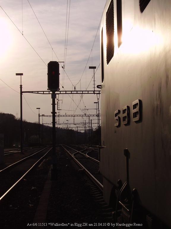 Bild mit Symbol-Charakter: Wie die zu sehende Weichenlaterne zeigt, gehts fr die Ae 6/6 Lokomotiven leider ziemlich direkt richtung Abstellgleis.. Elgg ZH 21.04.10