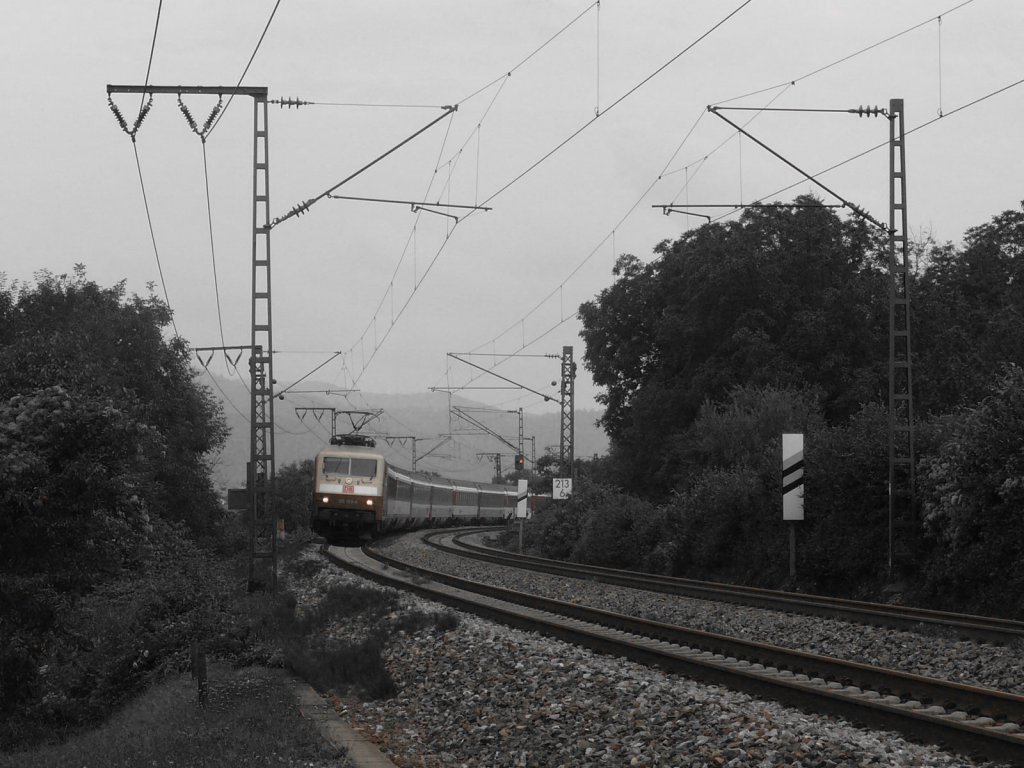 Bild Nr.2 der zur Zeit einzigsten 120er Werbelok.Hier vor EC 7 nach Chur. 14.7.10