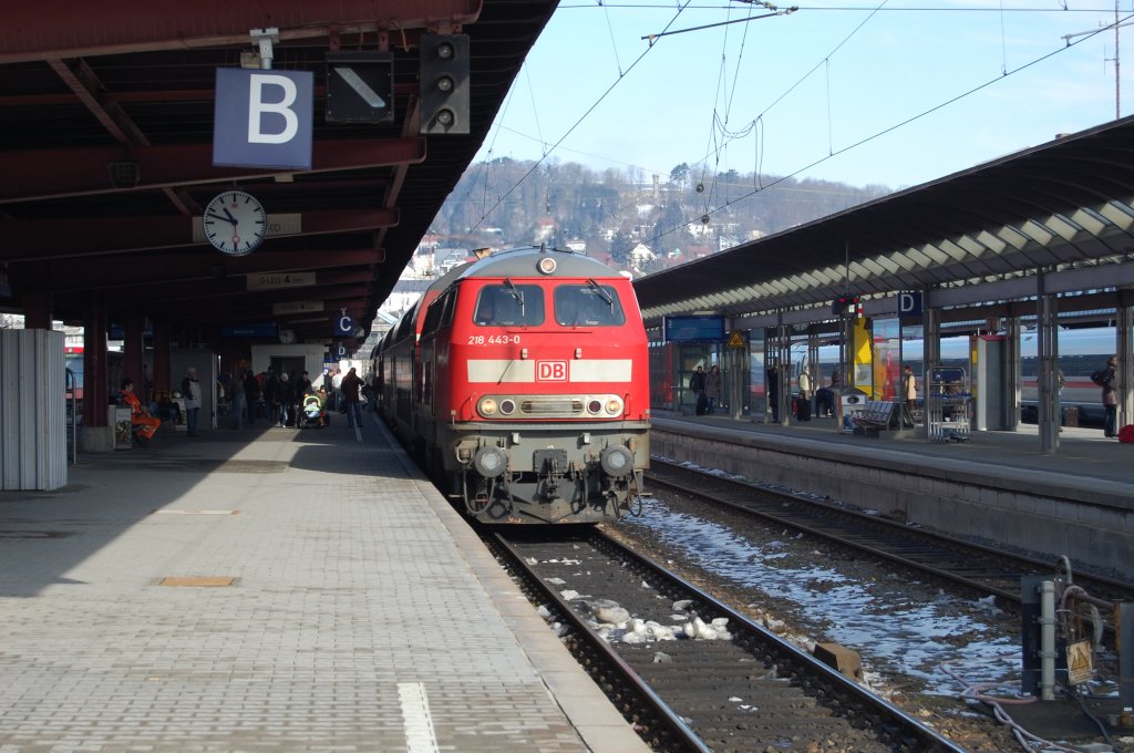 Bild Nummer 500: Nachdem ich bereits einen Tag zuvor die Ulmer 218 443-0 in ihrem Heimatbahnhof aufnehmen konnte, das Bild aber eher misslang, freute ich mich am 20.2.2010 ber ein halbwegs ordentliches Bild dieser Ulmer Schnheit. Da ich in Ulm nur in den RE nach Kempten umsteigen musste, war leider auch hier kein Bild von der anderen Seite aus mglich.