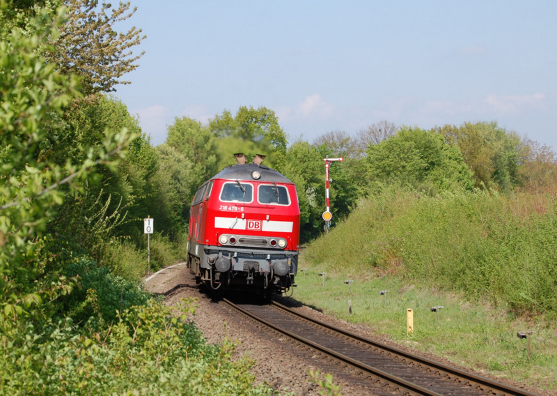 Bild Nummer 700 mit folgender Beschreibung: Nur noch bis zum kleinen Fahrplanwechsel im Juni sollen die Karlsruher Loks der BR 218 durch die Sdpfalz rollen. Danach sollen wieder die Desiros das Regiment bernehmen. Bei meinem persnlichen Abschiedsbesuch am 16.4.2011 war die Garnitur mit Lok in Richtung Karlsruhe unterwegs, sodass sich ganz neue Motive anboten, wie z. B. dieses hier, das 218 478-6 mit ihrem RE 28023 bei der Ausfahrt von Winden in Richtung Karlsruhe am Einfahrsignal aus der Gegenrichtung zeigt.