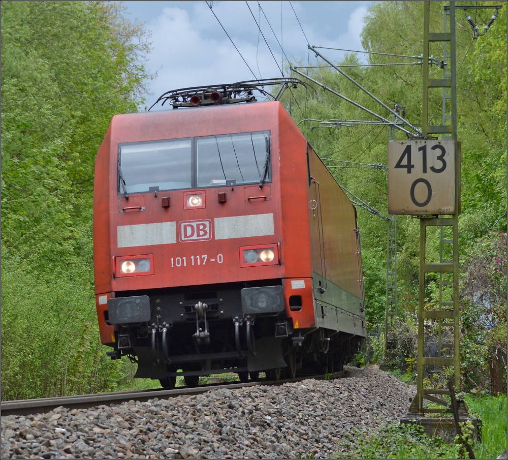 Bild in RGB. Das noch zarte Gr�n mit wechselhaften Wetter sorgt f�r spannende Farbkompositionen. IC 2005 mit 101 117-0 an der Zugspitze kurz vor Erreichen seines Reisziels Konstanz im Mai 2013.
