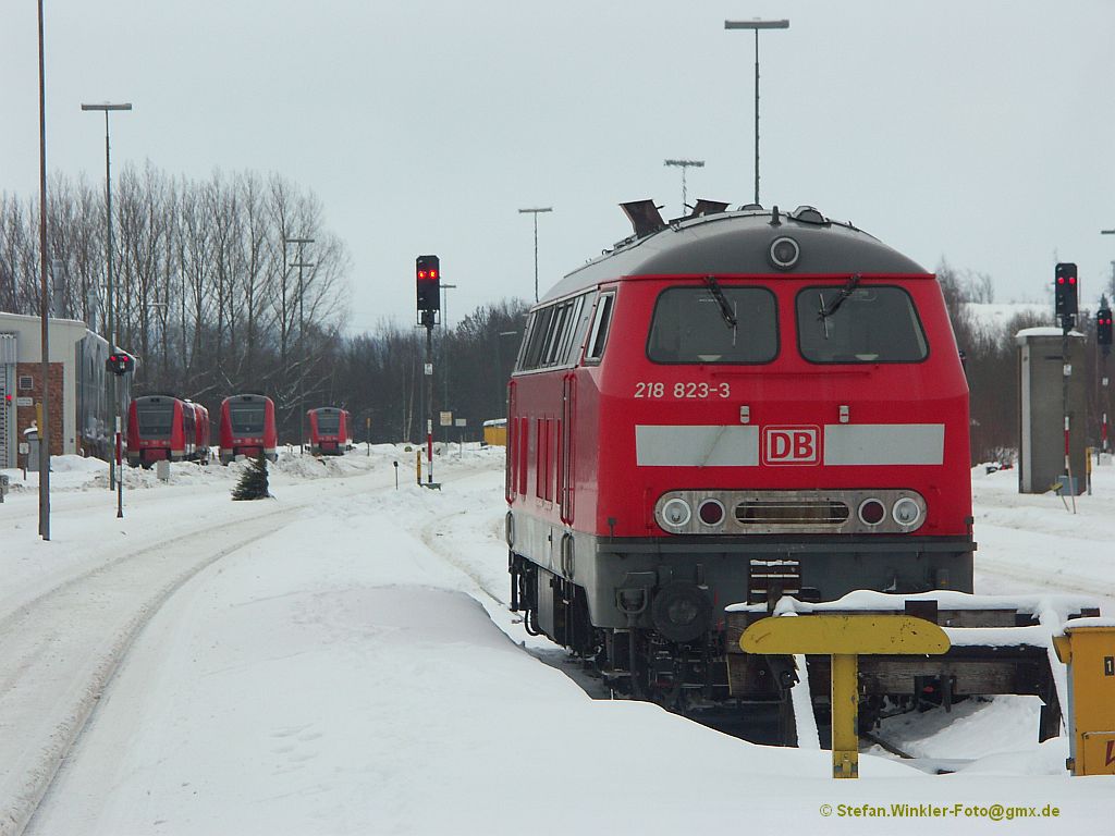 Bild vom Silvestertag 2010, also 31.12.2010 in Hof Hbf: Hier sieht man die vor�bergehend hier weilende Schlepplok 218 823 auf dem Gleisstutzen beim Bahnsteig Gl 4 und 6 (wo ich stand). 
Allen Besuchern einen guten Rutsch und ein sorgenfreies und gesundes neues Bahnjahr 2011!