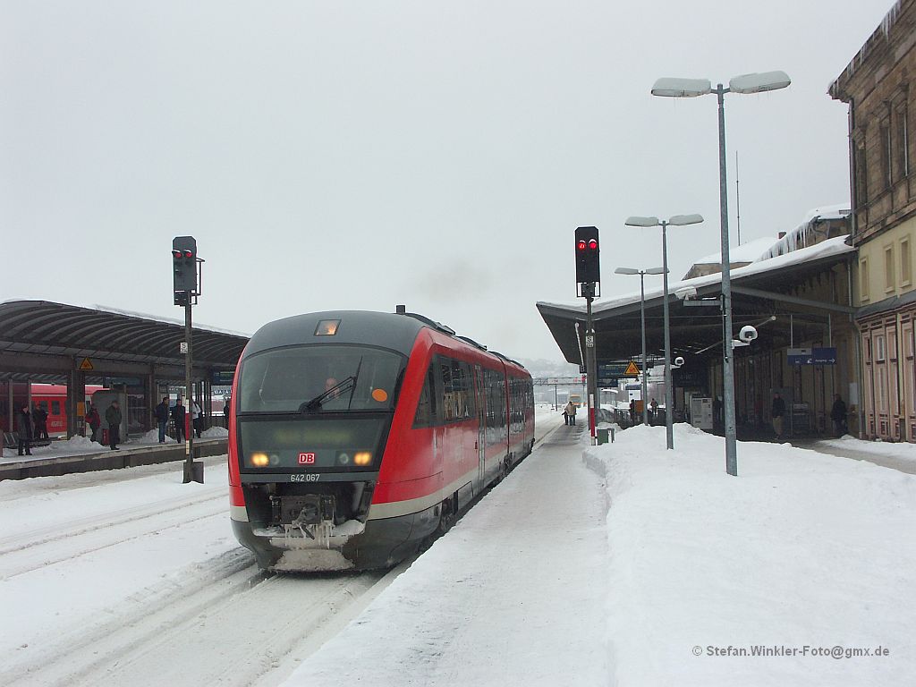 Bild vom Silvestertag 2010, also 31.12.2010 in Hof Hbf: Ein Desiro BR 642 rangiert auf Gleis 2 nach vorne um dann nach hinten (im Bild) zu verschwinden. Es ist der RE aus und nach Gera, der dann auf Gleis 6 wieder auftauchte , aber erst beim 3ten Male als das Signal grn zeigte, wirklich losfuhr. + 30 Minuten waren das Silvester-Ergebnis. 
Allen Besuchern einen guten Rutsch und ein sorgenfreies und gesundes neues Bahnjahr 2011!
