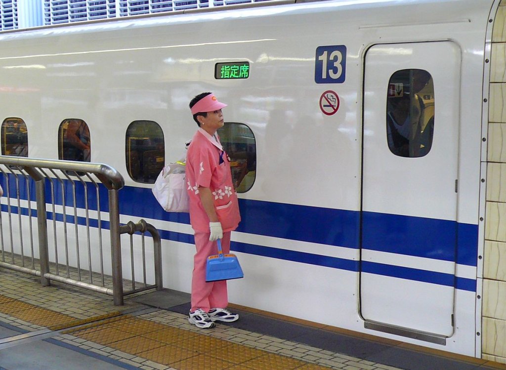 Bilder aus dem Shinkansen-Betrieb: Nach Ankunft der Züge in Tokyo steht an jedem Wagen sofort der Putzdienst bereit. 15.August 2008.