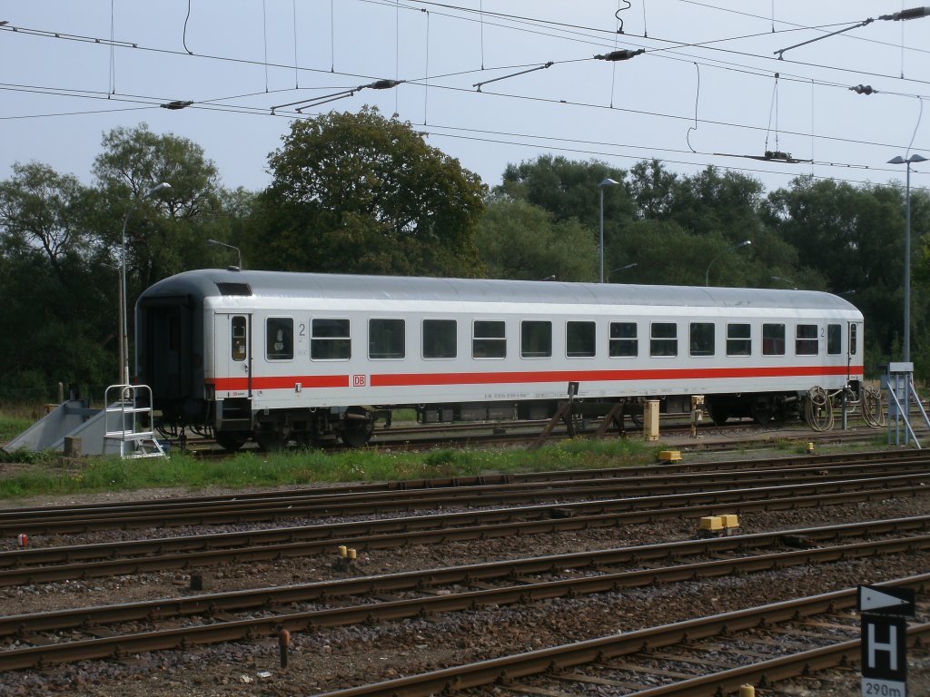 Bimdz 51 80 84-95 806-6 Heimatbf Hamburg Langenfelde war der einzige,abgestellte Reisezugwagen in der Abstellanlage von Stralsund am 03.September 2011.