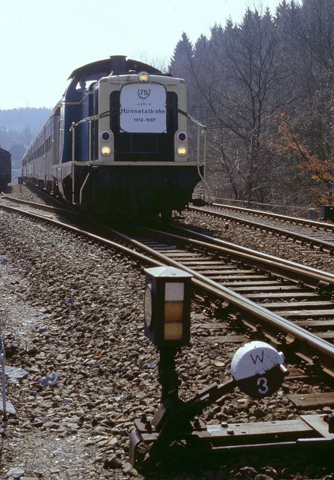 Binolen 212 001 mit N 6460 am 01.04.1987 auf dem Weg nach Menden anl�sslich  75 Jahre H�nnetalbahn  mit Zugschmuck.