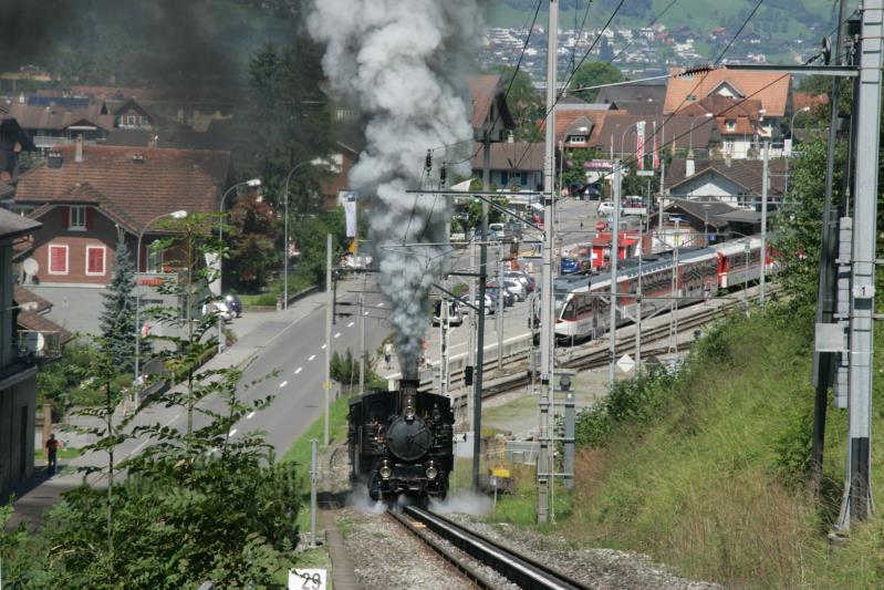 Bis 15m hoch werden die kurzen und krtigen Auspuffschlge gestoen wenn die HG 3/3 1067 in die Rampe von Giswil fhrt; 22.08.2010