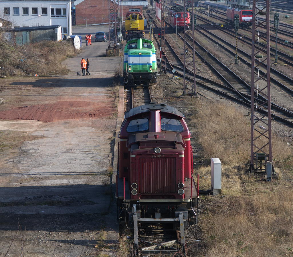 Bis in die 90er Jahre waren die V 100 allgegenwrtig in Dillingen an der Saar. Aber im Jahr 2013 zwei V 100 auf einem Gleis, schon eine Seltenheit. Am 03.03.2013 waren 212 309-9 und 211 030-2 in Dillingen abgestellt. Bevor der Lokfhrer der Rhenus Lok aufsitzen konnte, mute er noch mit dem Hund Gassi gehen. 
