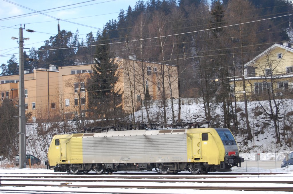 Bis auf die heruntergesplten Kohle/Grafit-Reste von den Pantographen prsentiert sich diese noch gelb silberne Lok - genauer 189 908-7 - in einem recht sauberen Zustand udn vllig ohne Beklebung. 