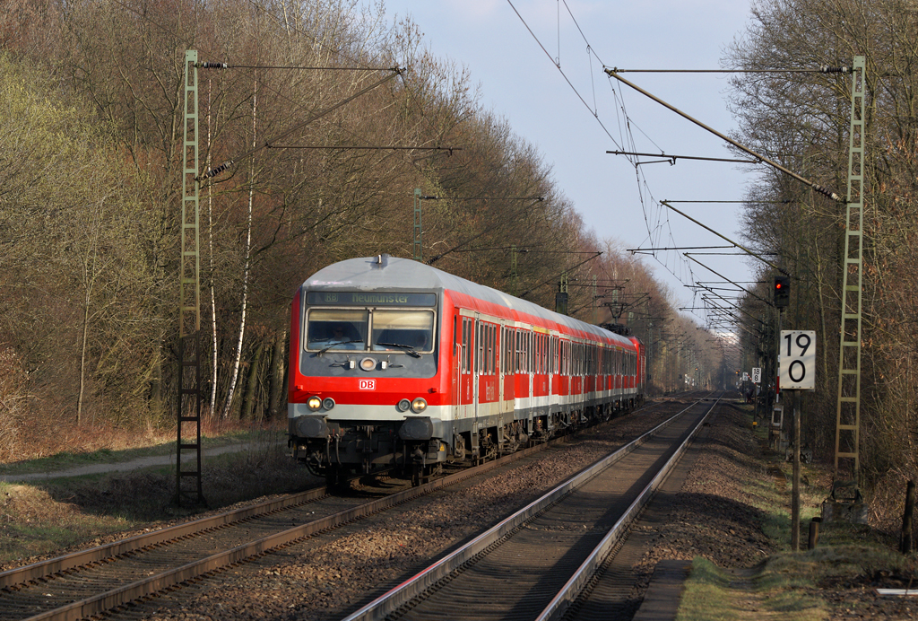 Bis Dezember 2014 verkehren im Hamburger Nordwesten noch die Garnituren aus n-Wagen und Loks der Baureihen 143 und 112 auf den Regionalbahnlinien nach Neumnster und Itzehoe, wie hier eine RB nach Neumnster am 29.03.2011 in Prisdorf.