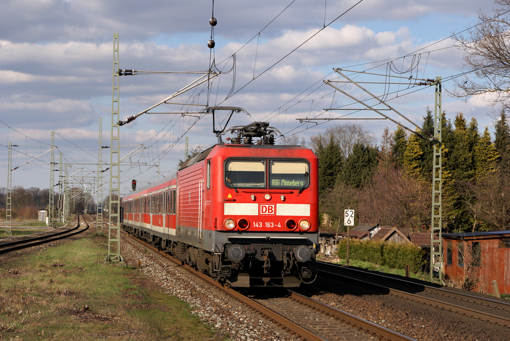 Bis Dezember 2014 verkehren die Zge der RB-Linie Neumnster-Pinneberg/ Hamburg-Altona in klassischer Lok-Wagen-Kombination. Dann bernimmt die Nordbahn mit Stadler Flirt diese Linie, die dann in Kellinghusen enden soll. Die Bedienung Station Brokstedt wird stndlich durch den Regionalexpress von/nach Kiel gewhrleistet. Am 8.04.2012 erreicht 143 163-4 mit einer RB nach Pinneberg den Bahnhof von Wrist.