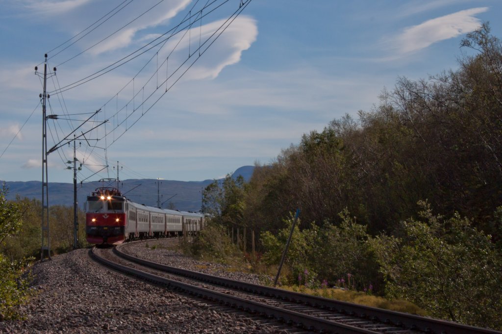 Bis nach Riksgrnsen an der namengebenden schwedisch-norwegischen Grenze hat der NZ 94 (Stockholm C - Narvik) noch rund 30 Kilometer vor sich. Die verbleibenden 40 Kilometer bis zur Hafenstadt Narvik verlaufen dann auf norwegischen Staatsgebiet.
Um das sehr dnne Zugsangebot auf der Erzbahn zu ergnzen, fhrt auch dieser Nachtzug drei Sitzwagen als Kurswagengruppe 7004 (Lule - Narvik) mit. Diese werden gerade von den vielen Wanderern in der Region Abisko recht rege genutzt. 
Die Rc 6 1327 erreicht mit dem beschriebenen Zug mit rund 30 Minuten Versptung in Krze den Kreuzungsbahnhof Bjrkliden. 
1. September 2012