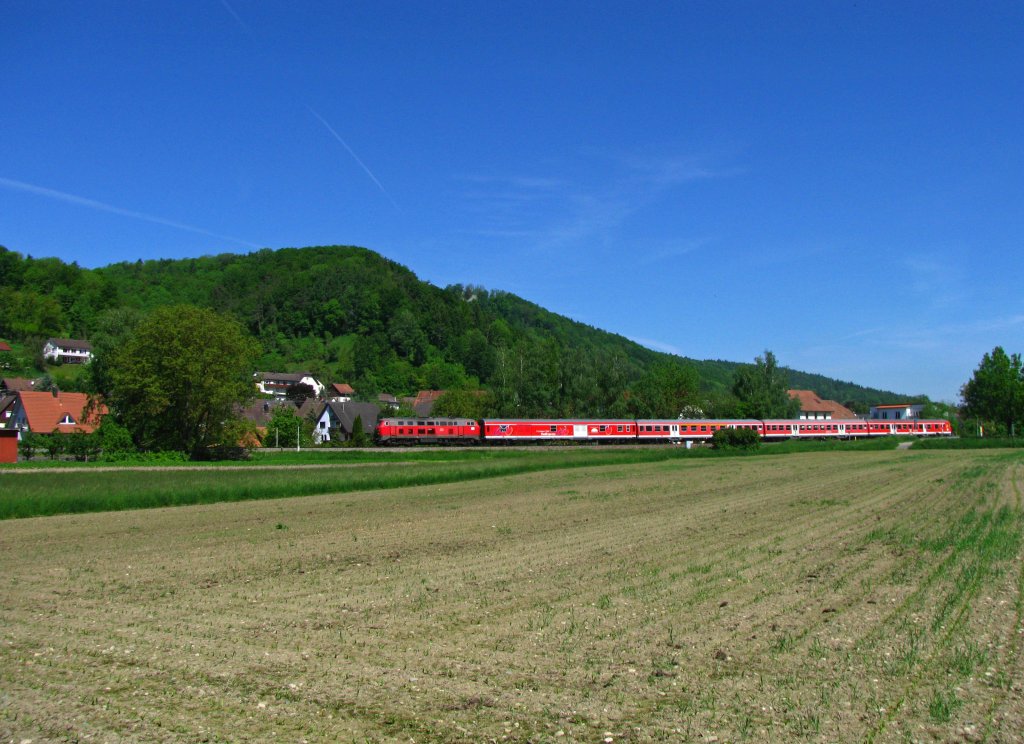 Bis im Oktober fhrt jeden Sonntag und an ausgewhlten Feiertagen der  Radexpress Bodensee  von Ulm Hbf nach Singen am Hohentwiel und zurck. Gebildet werden diese Zge aus einer Lok der Baureihe 218 (hier wahrscheinlich 218 499) und vier n-Wagen, wovon einer zu einem grosszgigen Fahrradwagen umgebaut ist. Hier ist der Zug nahe Stahringen zu sehen.