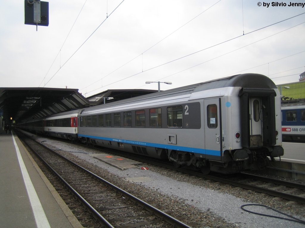 Bis vor wenigen Jahren sorgten die EW4-Pendelzge mit grnen und weissen Wagen fr Farbtupfer bei der SBB. Nachdem aber 2008 die EW4-Pendel mehr oder weniger vereinheitlicht wurden nahm der Spuck ein Ende. Doch bereits treten die EC-Wagen in die Fussstapfen der EW4. Am EC7 nach Chur waren am 17.12.09 alle drei Bpm-Farbvarianten (CIS-Umbau-Alt) nebeneinander am Zug. Leider konnte ich nicht warten bis die Lok an den Zug fuhr, da kurz nach dem Bild ein anderer Zug an ''mein'' Fotoperorn fuhr.
