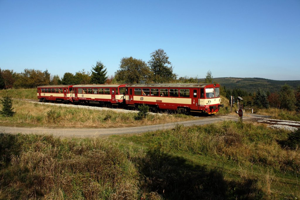 Bis zum Erzgebirgskamm hinauf fhrt der  Teplitzer Semmering  von Most nach Moldava v Krusnych Horach. 2 Zugpaare sind es noch tglich in der Woche und 5 am Wochenende. Eingesetzt werden zumeist 2 Triebwagen der Baureihe 810 mit einem zwischengekoppelten Beiwagen. Hier befindet sich Os 26807 wieder auf dem Weg hinab nach Most zwischen den Moldava und Mikulov-Nove Mesto. 26.09.09