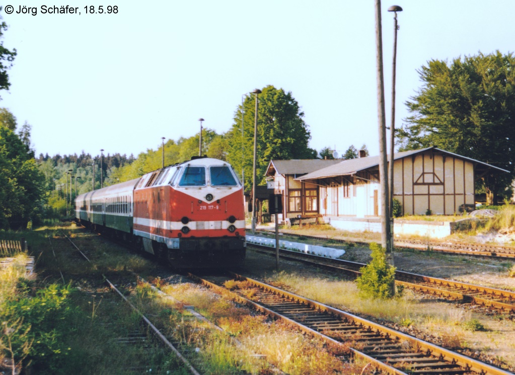 Bis zur Einstellung des Personenverkehrs gab es tglich Zugkreuzungen in Auma.  219 117 wartete am 18.5.98 mit ihrer Regionalbahn nach Ziegenrck in Gleis 2 auf den Gegenzug.