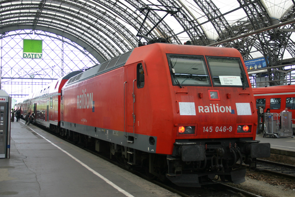 Bis zur Zulassung der eingeplanten Talent 2 Triebzge fahren nun auch beim RE 50 Dresden - Leipzig Lokomotiven der BR 145. Hier im Bild wartet 145 046-9 im Dresdner Hbf auf Abfahrt nach Leipzig. 18.06.2011