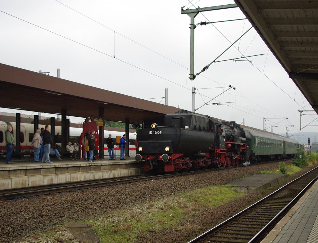 Bislang hatte ich vllig eine kleine Bilderserie vom Sonntag, den 26.09.2010 vergessen. An diesem Tag feierte man in Adelebsen 100 Jahre Bodenfelder Bahn. Zu diesem Anlass gab es eine Dampzugsonderfahrt von Gttingen nach Adelebsen und Weiterfahrt nach Bodenfelde mit der 52 1360-8 der Vienenburger Eisenbahnfreunde. In Adelebsen gab es dann ein kleines Rahmenprogramm mit Bhne und ein paar Stnden. Um ca 9:30h fuhr der Sonderzug mit 52 1360 auf Gleis 8 in Gttingen ein. 