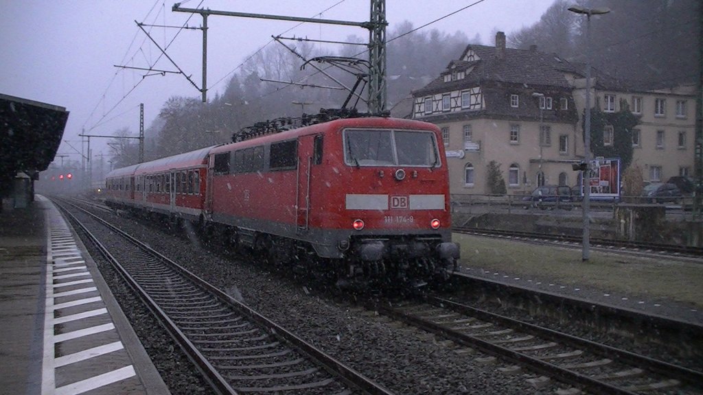Bislang herschte nur fr einen Tag im Dezember in Kronach der Winter. Am 18.12.2011 stand 111 174-9 mit ihrer RB nach Bamberg abfahrtbereit in Kronach auf Gleis 4.