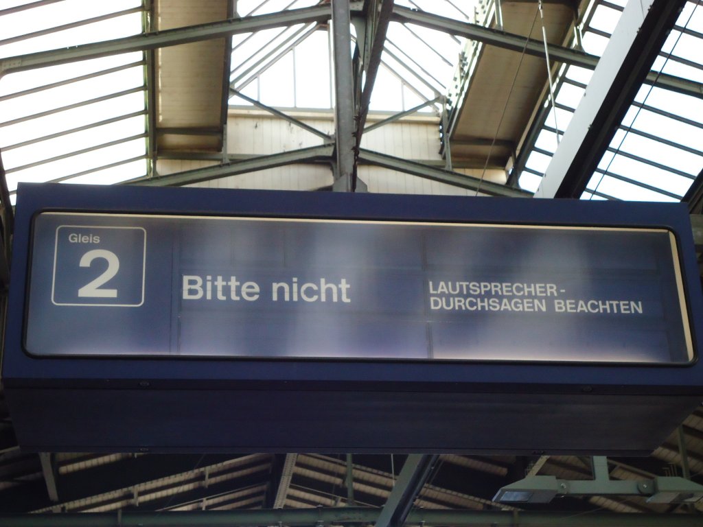 Bitte nicht Lautsprecherdurchsagen beachten?? OK.... Eigentlich sollte es heissen: Bitte nicht einsteigen, Lautsprecherdurchsagen beahten. Es ist einfach zu weing Platz fr das, auf der Zielanzeige. Diesen Schnappschuss konnte ich am 8.1.11 im Bahnhof St.Gallen, Gleis 2, kurz vor der abfahrt des ICN nach Zrich HB-Biel-Genf Flughafen.