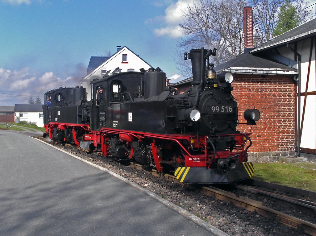 Bitte recht freundlich, die Herren Lokfhrer! Am 15.05.2005 stehen die vereinseigenen Schnheider IV K 99 516 und 99 582 fotogerecht am dortigen Heizhaus. 